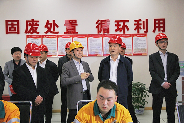2016年3月，浙江省人大常委會(huì)副主任趙光君（右二，時(shí)任金華市委書(shū)記）來(lái)集團(tuán)調(diào)研水泥窯協(xié)同處置固廢項(xiàng)目，肯定集團(tuán)在“五水共治”、環(huán)境保護(hù)等方面作出的貢獻(xiàn)