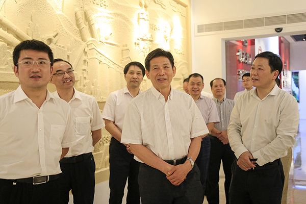 2017年9月，中國(guó)建筑材料聯(lián)合會(huì)會(huì)長(zhǎng)喬龍德（中）來(lái)集團(tuán)調(diào)研，充分肯定集團(tuán)在創(chuàng)新驅(qū)動(dòng)、綠色發(fā)展、“一帶一路”等方面取得的成績(jī)