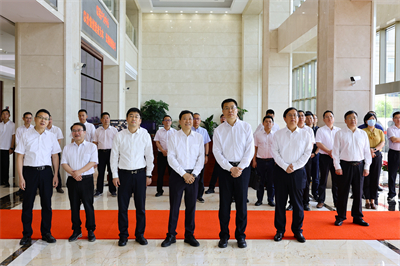 2023年5月，浙江省副省長(zhǎng)盧山（前排右二）來(lái)紅獅集團(tuán)調(diào)研境外投資、總部經(jīng)濟(jì)工作