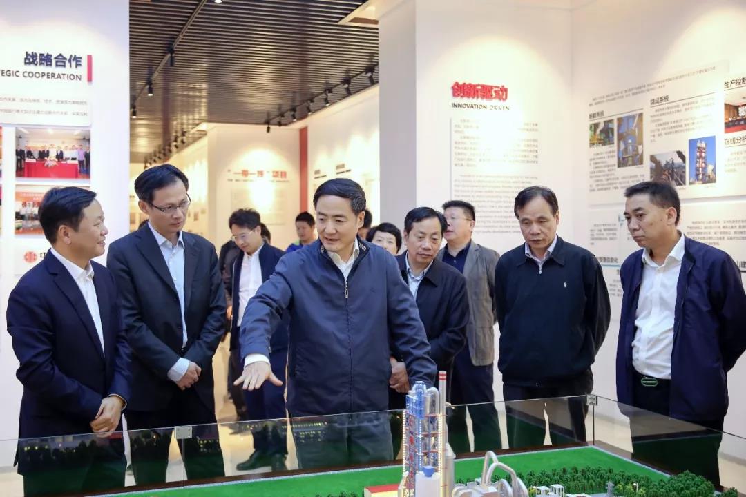 浙江省人大常委會(huì)副主任趙光君（左三）看望省人大代表、紅獅集團(tuán)董事長(zhǎng)章小華